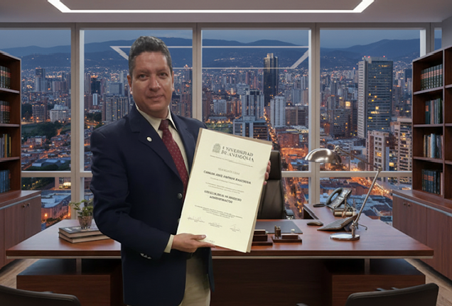 Con el fondo de la ciudad de Medellín observamos al abogado Carlos patrón en su oficina mostrando su Diploma